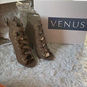 VENUS Women's Taupe Lace-Up Heeled Boots